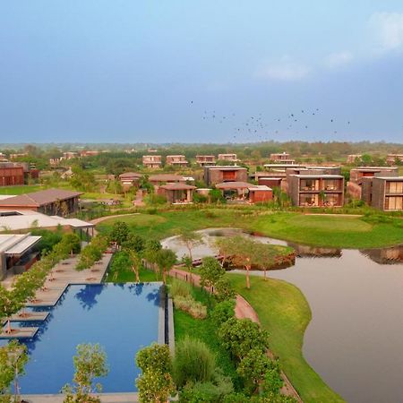 Mysa Zinc Journey By The Fern, Nani Devati Hotel Sānand Buitenkant foto