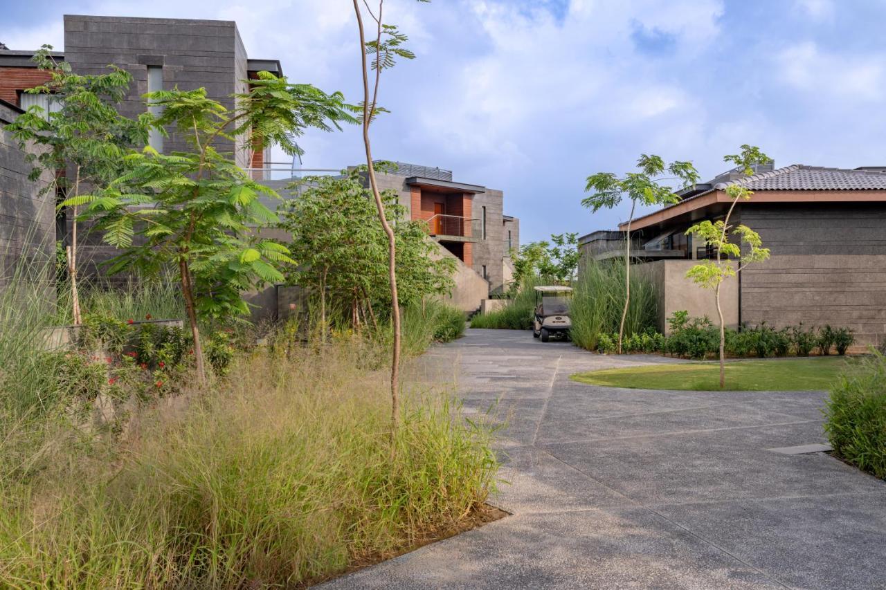Mysa Zinc Journey By The Fern, Nani Devati Hotel Sānand Buitenkant foto