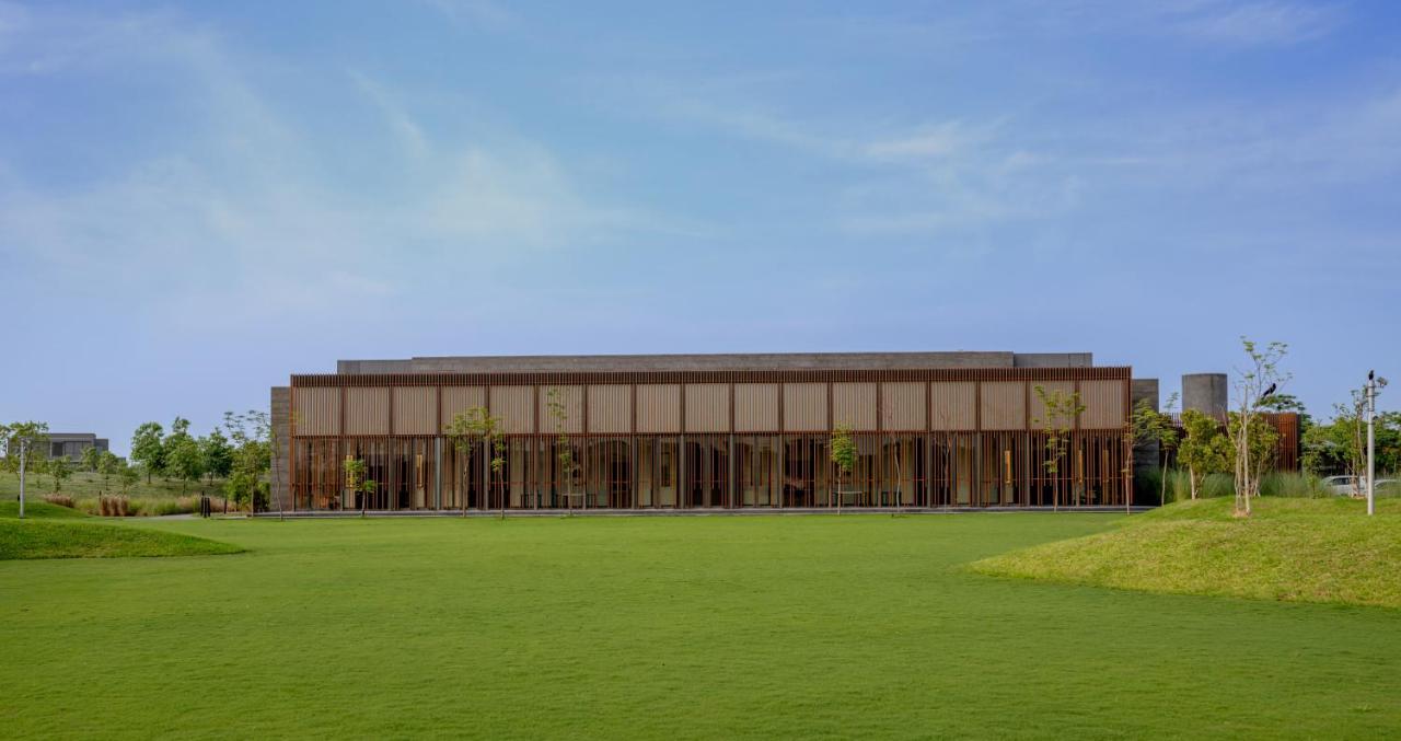 Mysa Zinc Journey By The Fern, Nani Devati Hotel Sānand Buitenkant foto