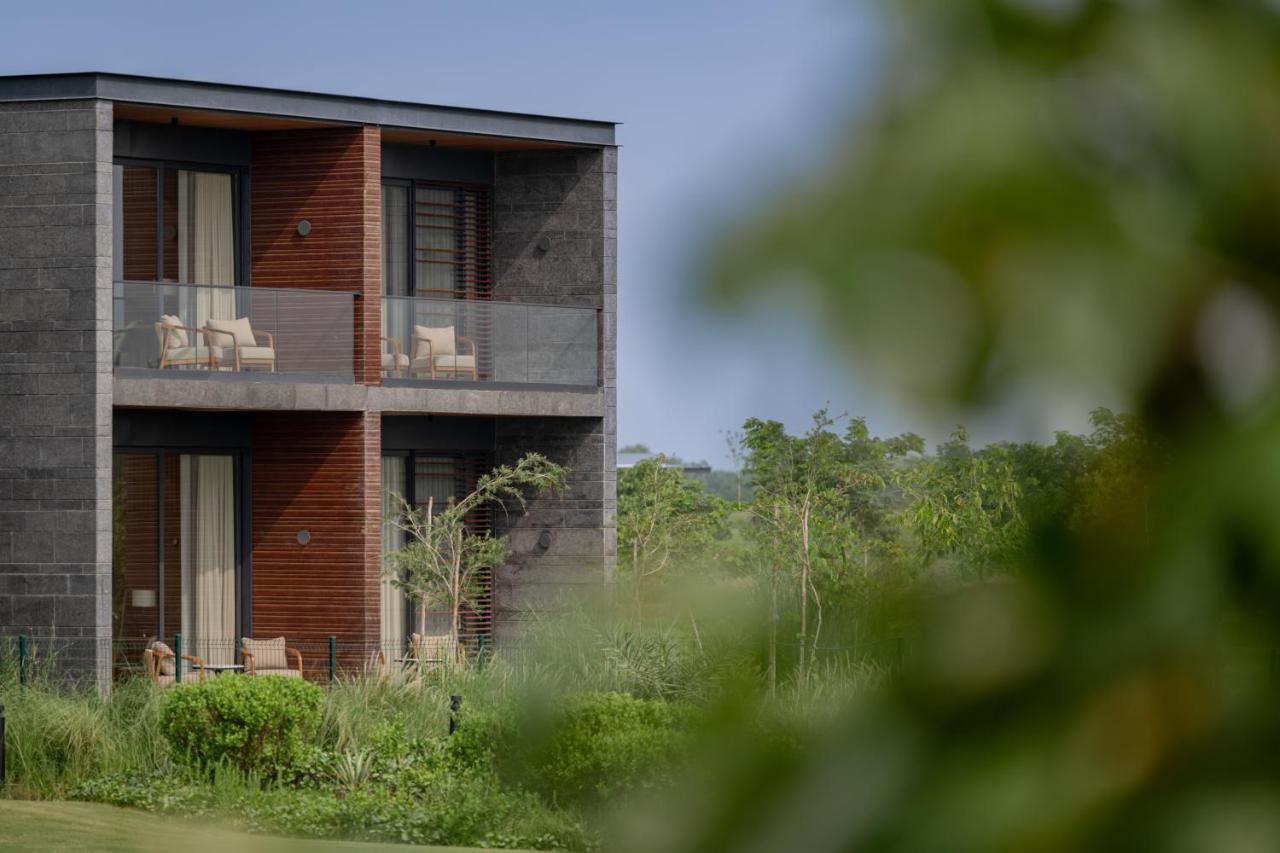 Mysa Zinc Journey By The Fern, Nani Devati Hotel Sānand Buitenkant foto