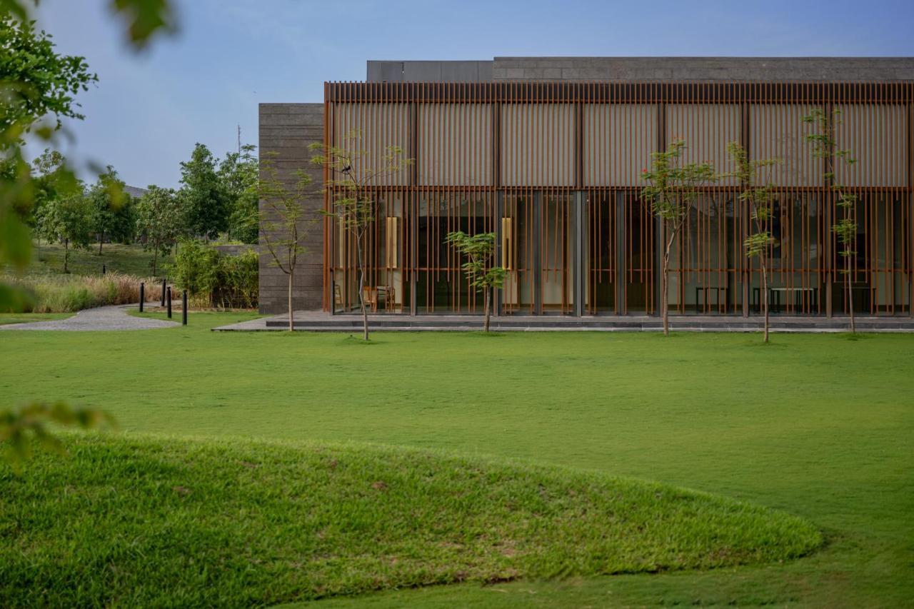 Mysa Zinc Journey By The Fern, Nani Devati Hotel Sānand Buitenkant foto