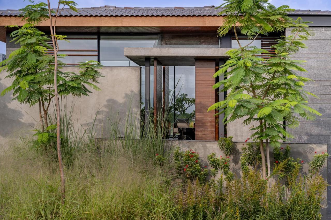 Mysa Zinc Journey By The Fern, Nani Devati Hotel Sānand Buitenkant foto