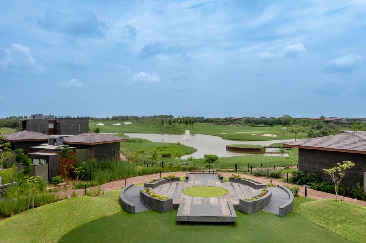 Mysa Zinc Journey By The Fern, Nani Devati Hotel Sānand Buitenkant foto