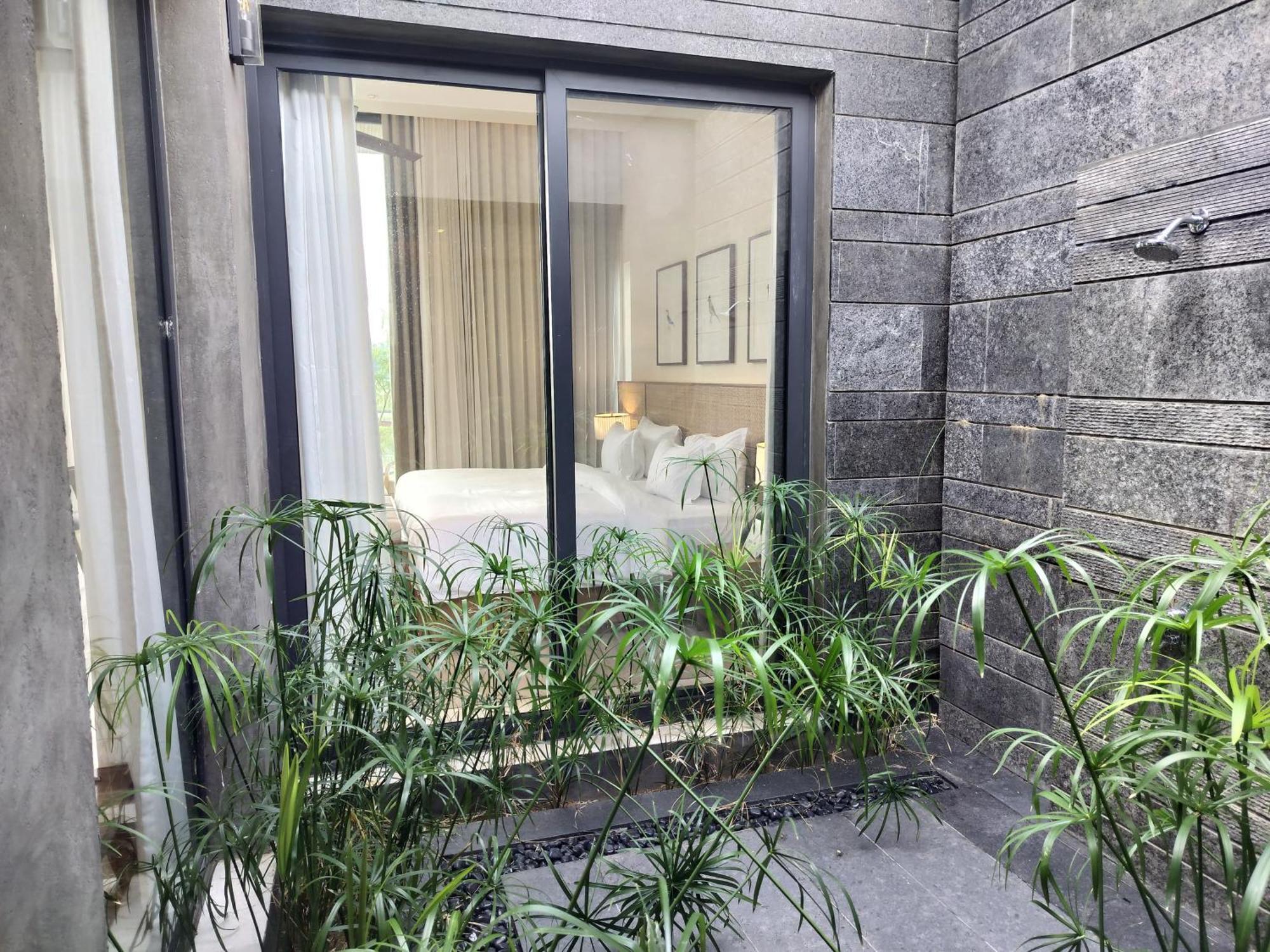 Mysa Zinc Journey By The Fern, Nani Devati Hotel Sānand Buitenkant foto